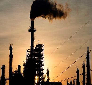 الرسوم الجمركية تسبب هبوط اسعار النفط لادني مستوي